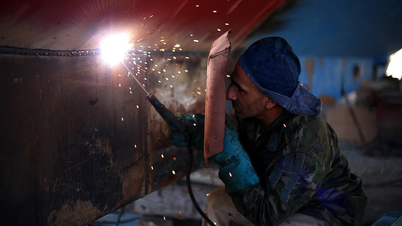 Técnico em manutenção de portão industrial