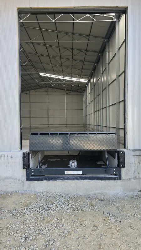 Loading bay with hydraulic dock leveller in a new hall