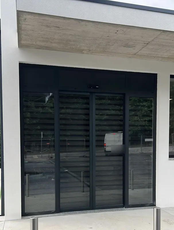 Automatic aluminium and glass sliding door