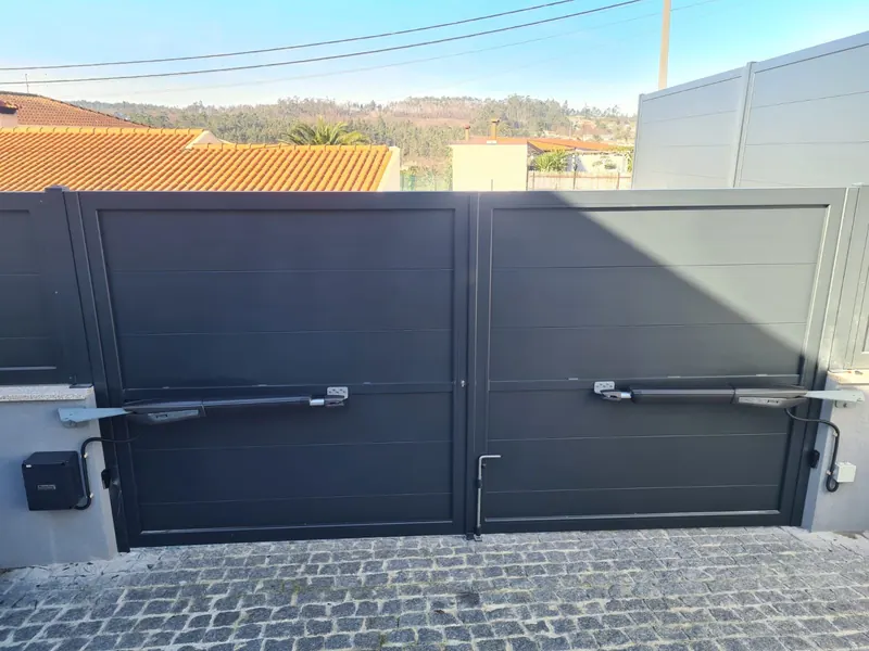 Aluminium swing gate with arm motors