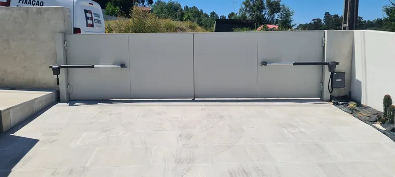 Light grey aluminium swing gate with automation