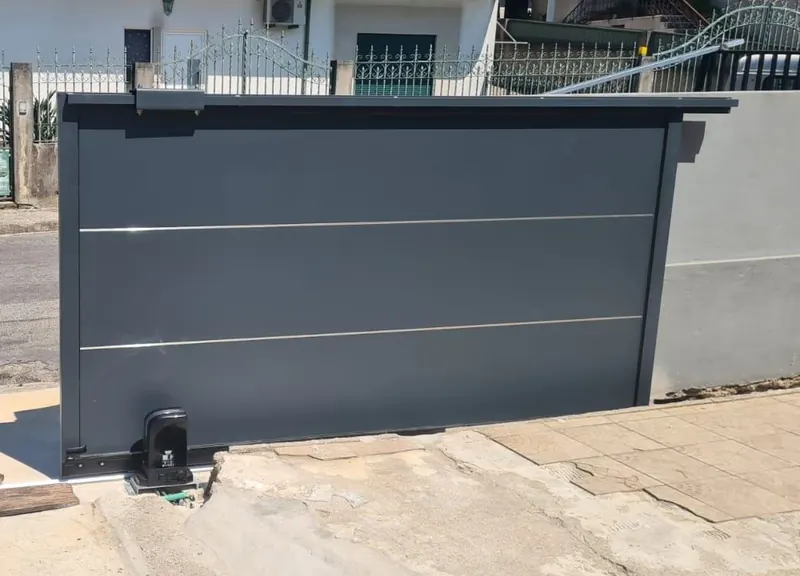 Anthracite aluminium sliding gate with motor