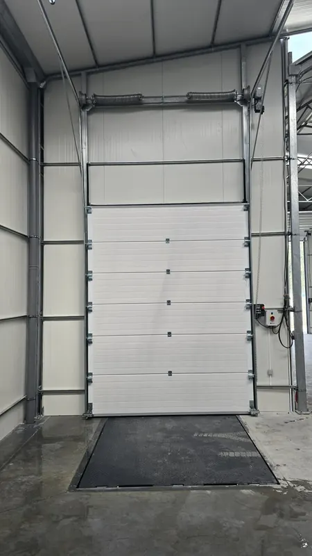 Vertical-lift industrial sectional door