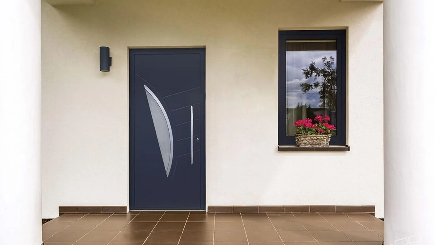 Porta de alta segurança em edifício moderno